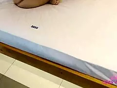 Eu e a Cassi pegamos o boy safado na praia e levamos ele para quarto e chupamos muito aquele pau gostoso