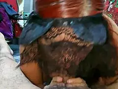 Latina MILF suger kuk og runker før knull