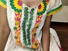 देसी साराभाभी, भारतीय भाभी गंदी बातों से इलेक्ट्रीशियन को लुभाती है। चूत को जोर से पेला जाता है! 😜