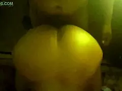 Hej, pogledaj ovu retro milf u doggystyleu sa velikom guzom 😏