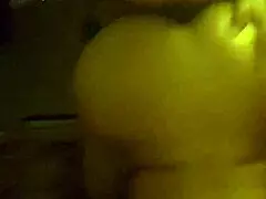 Hej, pogledaj ovu retro milf u doggystyleu sa velikom guzom 😏