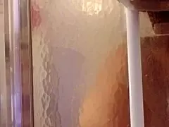 Utangaç milf duşta büyük götünü ve memelerini tıraşlıyor!