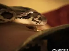 Indyjska milf się rozbiera i głęboko kusi