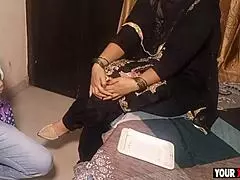 कॉलेज में चाचा के जाने पर भतीजे ने चाची को ठोका