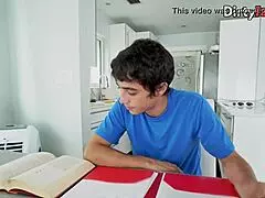 सौतेली बहन को टैबू ट्रियो में चूत चोदते हुए स्पाई करना 😈