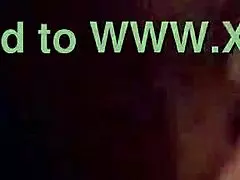 Érett mama intenzív szopást ad a nappaliban