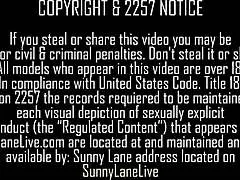 Jenna Foxx dan Sunny Lane terjun ke dalam penjelajahan sensual.