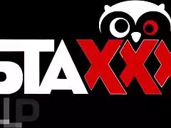 Şanslı adam iki büyük göğüslü orospuyu fena sikiyor.