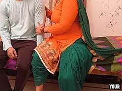 ओएमजी, चाची ने इस जवान 18+ लड़के को मिल्फ को चोदने का तरीका दिखाया, समझे?