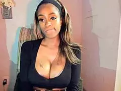 tattooed milf with big tits playing with her pussy 😏