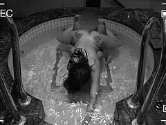 camara de vigilancia capta a esposa infiel en el jacuzzi del hotel con orgasmos