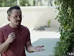 Γιατί stalker κυνηγάει Latina MILF Victoria Voxxx με φουσκωτό κώλο σε όλη τη χώρα για γαμήσι;