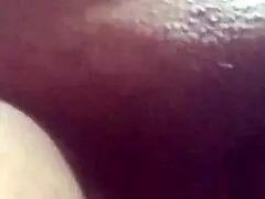 אני לבד משחקת עם הדילדו