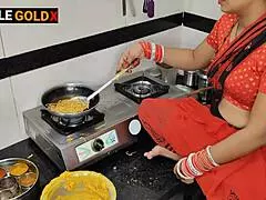 कोमल, नमकीन बना रही थी, देवर ने दिवाली पर भाभी को पेला।