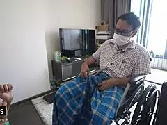 दादा यू बा मिंट एक एशियन कहानी में युवा 18+ स्टूडेंट की क्यूट चर्म का सामना करते हैं