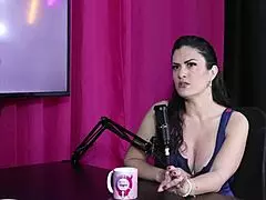 Ela começou como acompanhante em um momento de dificuldade e não se sentia digna em ter um relacionamento