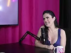 Ela começou como acompanhante em um momento de dificuldade e não se sentia digna em ter um relacionamento