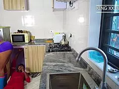 Instalatérův velkej černkej čurák dráždí mojí holou kundu v ohnutý pozici