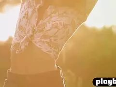 Täydellinen pienet 18+ tissit milf Anetta Keys poseeraa ulkona pehmeän stripteasen jälkeen