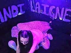 Vroča milf Kandi Laigne uživa v fetišu pokanja balonov na varen način.
