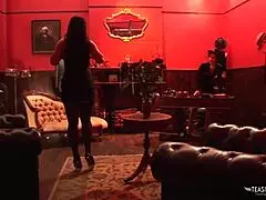 Τόσο καυλωμένη για μουνί-ντάιβινγκ και facial σε τρίο doggy