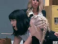 นักเรียนเงี่ยนโลล่า เฟ่ และเลดา โลธาเรีย เลสเบี้ยนรูตูดกับ MILF แคทตี้ มอร์แกน