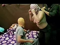 La maldicion del trio casero se apodera del porno latino, mi novia invito a su amigo de la universidad a beber refrescos y terminamos follando los tres en porno real casero