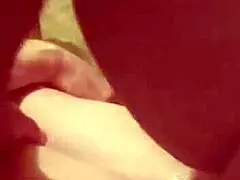 Han smeller og knuller den våte fitta hennes i misjonær med dirty talk.