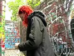 لاسي تتعرى لتبول عام واستمناء جامح.