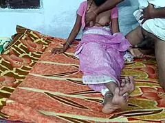 DesiHotCouple वाइल्ड इंडियन वाइफ डॉगी स्टाइल एक्शन में रॉक्स!