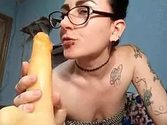 Hubená horká milf chce tvou velkou nálož na webcam 😈