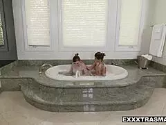 Petite Gracie Green in Tara Ashley obvladujeta pošastni kurac v divjem trojčku!