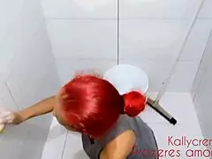 Gozando na cara da minha cunhada enquanto lava banheiro