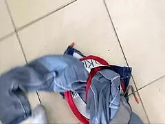 горячая сводная сестра отвлеклась стирая белье и получила огромный хуй