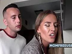 ट्विन्स मिल्फ डॉगीस्टाइल: फ्रीयूज ट्विन्स मिल्फ बेंट ओवर एनीटाइम आउटडोर डॉगीस्टाइल के लिए