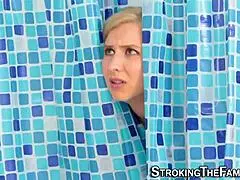 मेच्योर कूगर इंटेंस एक्शन के बाद स्टिकी फेशियल पाती है।