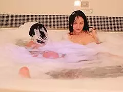 Marcia Imperator és Vitoria Vonteese biszi vadul a hidóban 😈💦