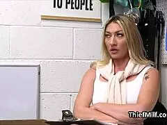 Blond cougar elsker at ride betjentens fede pik på kontorpulten