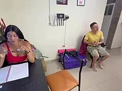 अरे, हरे बूढ़े आदमी को दो मासूम कॉलेज लड़कियों के साथ थ्रीसम में देखना चाहोगे?