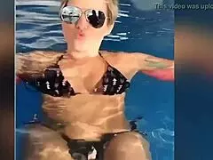 pensa se tem algo mais gostoso que isso, esposa curtindo leitinho na boca caseiro.