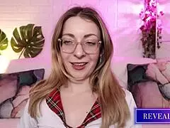 milf סנסואלית ב-Revealme מוצצת דילדו בשואו סולו לוהט