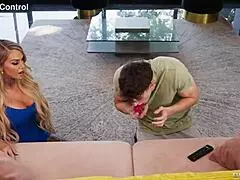 Stephanie Love ahoga a rubia mientras le folla el culo