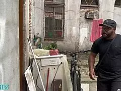 Estou obcecado por foder a bunda e buceta apertada da minha vizinha brasileira!