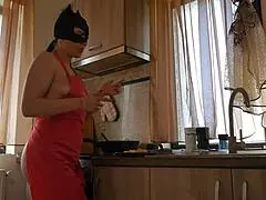 मिल्फीकाला स्टॉकिंग्स में अस शेकिंग के साथ कुक करती है और टीज करती है। कर्वी डर्टी टॉक का प्रीव्यू!