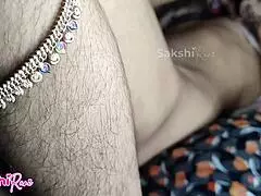 देसी विलेज गर्ल की बड़ी चूत बेडरूम एक्शन में रब्ड!