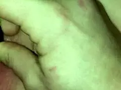 Nézd feleségem vad orgazmusát barátnőjével háromszemélyesben dildókkal és cuccokkal!