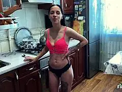 Maćeha pomaže pastorku sa hawk tuah trendom