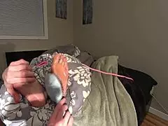 Škrtam in ližem sekretarkine najlonske podplate