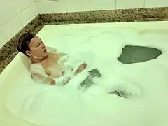 Tvrdě šukám tu 58letou milfku v jacuzzi