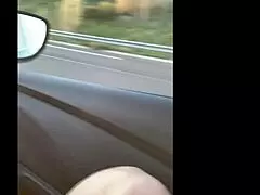 Milfka blinkne in drka v javnem avtu na avtocesti